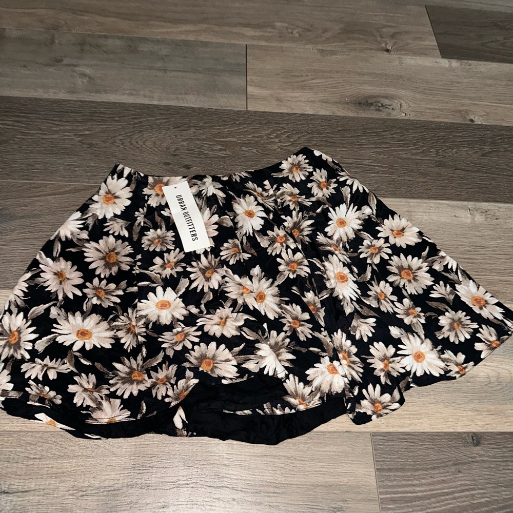 Floral mini skirt never worn (Size XS)